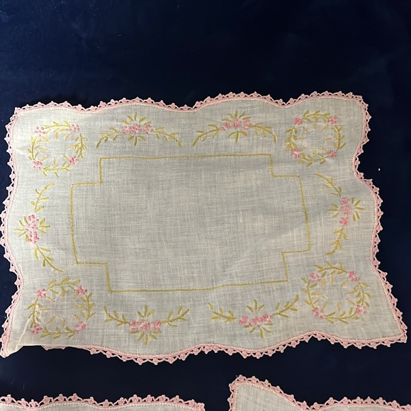 VTG Doily Set - Picture 2 of 6